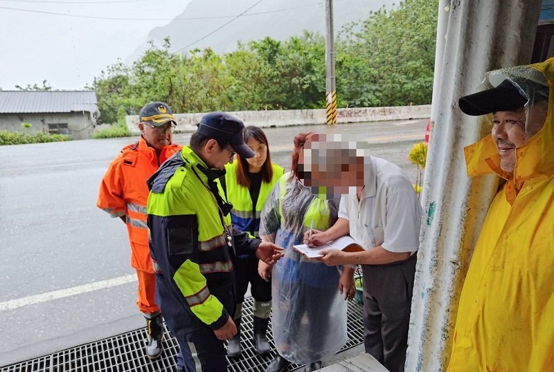 鳳凰颱風逼近 新城警分局撤離鄉親守護安全