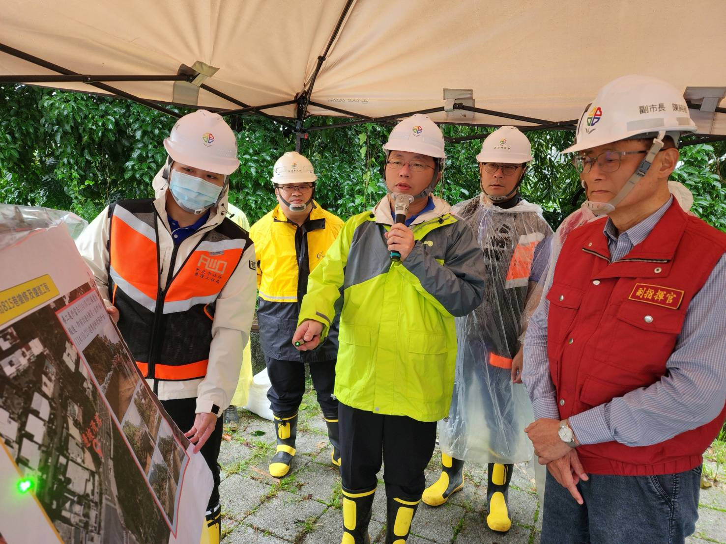 嚴防鳳凰颱風來襲 陳純敬副市長視察汐止康寧街復原工程 30 %E9%99%B3%E7%B4%94%E6%95%AC%E5%89%AF%E5%B8%82%E9%95%B7%E8%A6%96%E5%AF%9F%E6%B1%90%E6%AD%A2%E5%8D%80%E5%BA%B7%E5%AF%A7%E8%A1%97753%E5%B7%B72%E5%BC%84%E9%99%84%E8%BF%91%E4%B8%8B%E9%82%8A%E5%9D%A1%E5%B4%A9%E5%A1%8C%E7%9A%84%E6%90%B6%E4%BF%AE%E5%B7%A5%E7%A8%8B%E4%B8%A6%E8%81%BD%E5%8F%96%E9%A4%8A%E5%B7%A5%E8%99%95%E7%B0%A1%E5%A0%B1