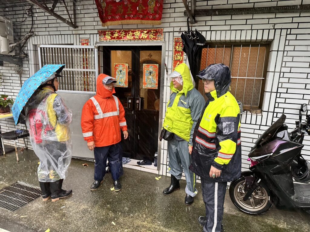 鳳凰颱風逼近 瑞芳警協助區公所啟動預防性撒離行動 39 1762855360343