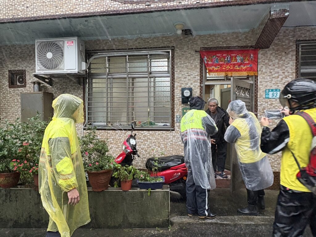 鳳凰颱風逼近 瑞芳警協助區公所啟動預防性撒離行動 40 1762855362741