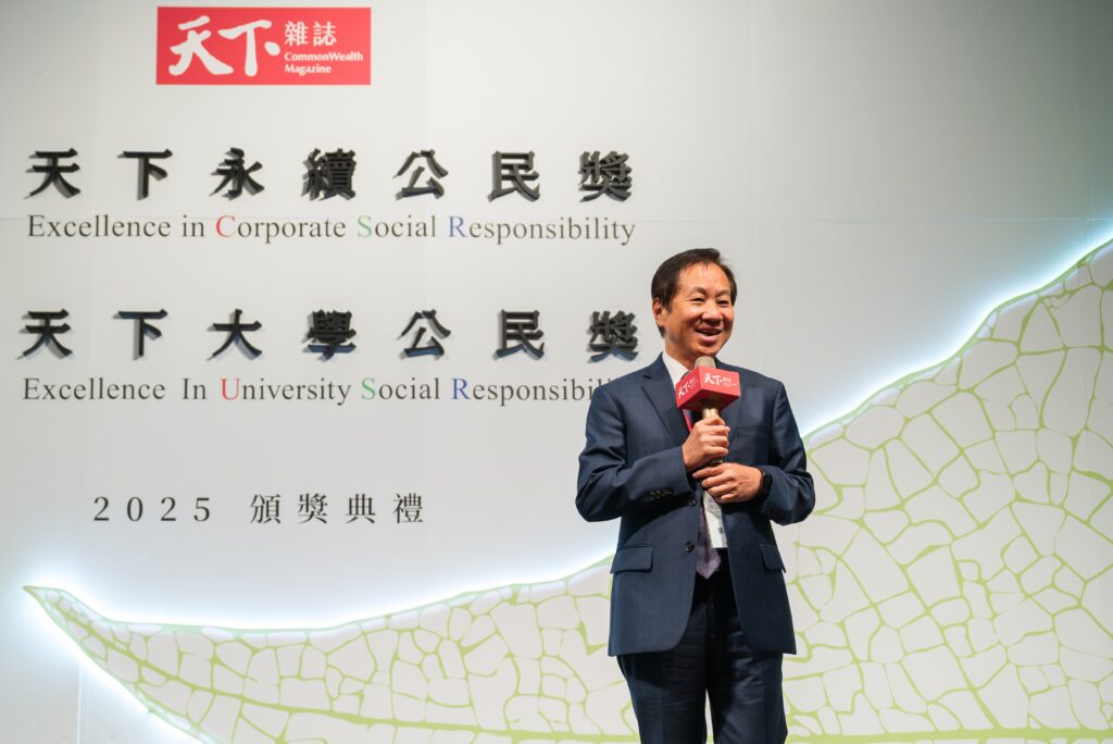 東海大學蟬聯《天下大學公民獎》私校第一 與台大並列全台最具永續影響力大學 37 %E5%9C%96%E8%AA%AA%E4%BA%8C%EF%BC%8C%E5%BC%B5%E5%9C%8B%E6%81%A9%E6%A0%A1%E9%95%B7%E8%A6%AA%E8%87%AA%E5%87%BA%E5%B8%AD%E9%A0%98%E7%8D%8E%EF%BC%8C%E4%BB%96%E5%BC%B7%E8%AA%BF%EF%BC%9A%E3%80%8C%E6%95%99%E8%82%B2%E7%9A%84%E5%83%B9%E5%80%BC%E4%B8%8D%E5%9C%A8%E7%AB%B6%E7%88%AD%EF%BC%8C%E8%80%8C%E5%9C%A8%E5%85%B1%E5%A5%BD%E3%80%82%E5%94%AF%E6%9C%89%E7%95%B6