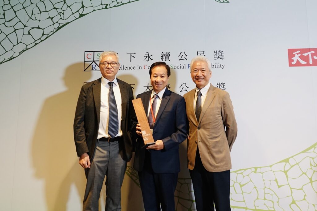 東海大學蟬聯《天下大學公民獎》私校第一 與台大並列全台最具永續影響力大學 38 %E5%9C%96%E8%AA%AA%E4%B8%89%EF%BC%8C%E6%9D%B1%E6%B5%B7%E5%B0%87%E6%8C%81%E7%BA%8C%E4%BB%A5%E6%95%99%E8%82%B2%E7%9A%84%E8%89%AF%E5%96%84%E5%8A%9B%E9%87%8F%EF%BC%8C%E6%8E%A8%E5%8B%95%E6%B0%B8%E7%BA%8C%E3%80%81%E5%AF%A6%E8%B8%90%E5%85%B1%E5%A5%BD%E3%80%82%E5%9C%96%E7%82%BA%E6%9D%B1%E6%B5%B7%E5%89%AF%E6%A0%A1%E9%95%B7%E5%8A%89%E6%AD%A3%E5%8F%B3%E3%80%81