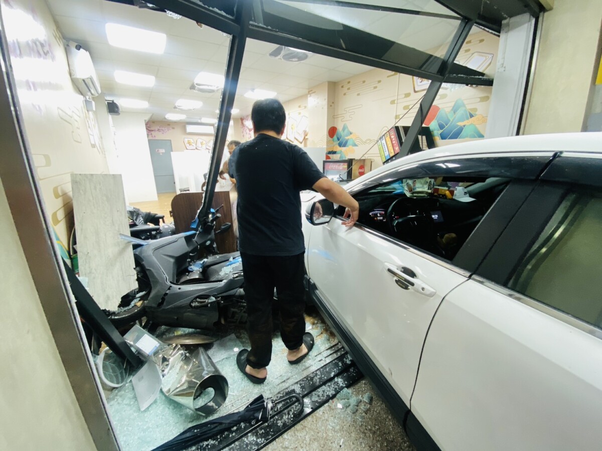 ▲雲林縣北港鎮今（11）日晚間八點多驚傳嚴重車禍，地點位於民享路與吉祥路口。(記者陳雅琪攝)