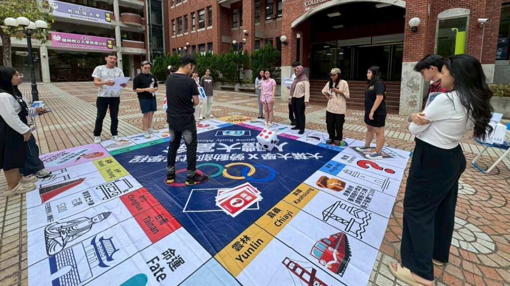 ▲大葉大學學生開心體驗人體大富翁。（記者林明佑翻攝）