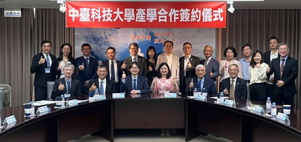 ▲中醫大市醫與中臺科大簽訂MOU,建教合作深化人才培育。(前排左三為中醫大市醫院長張坤正、前排右三為中臺科技大學校長陳錦杏)。(圖/臺中市立老人復健綜合醫院提供)