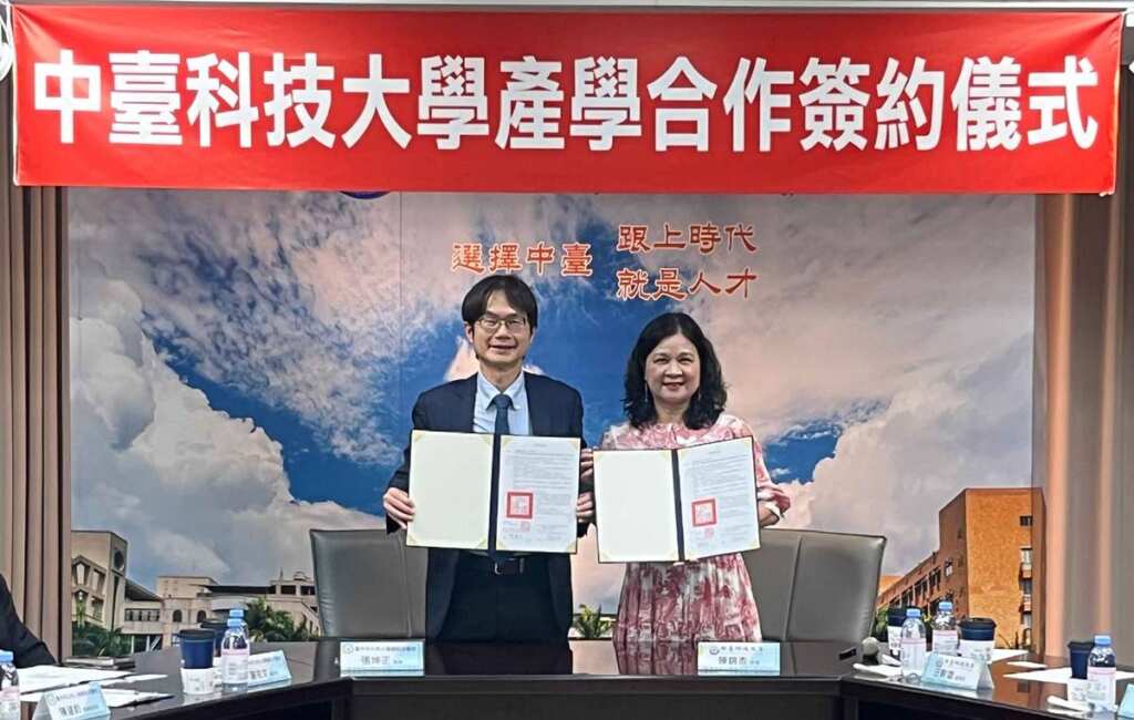 ▲中醫大市醫院長張坤正(左)與中臺科技大學校長陳錦杏(右)代表雙方簽訂產學合作備忘錄。（圖／臺中市立老人復健綜合醫院提供）