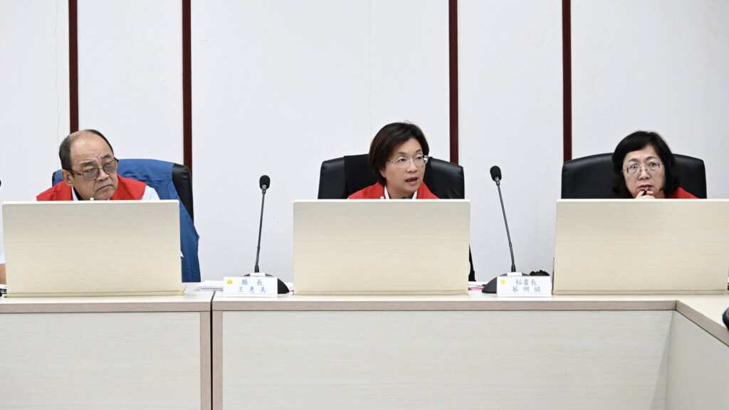 ▲因應鳳凰颱風侵襲,彰化縣長王惠美於今日主管週報召開彰化縣鳳凰颱風第1次防颱會議。(圖/彰化縣政府提供)