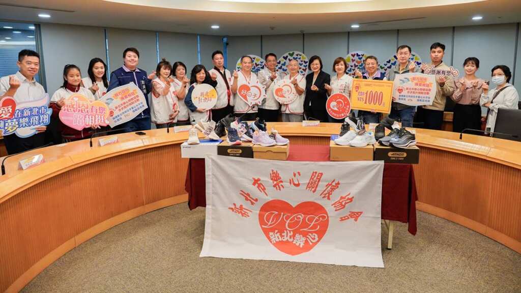 ▲新北市樂心關懷協會十年愛心不間斷，累積捐出7千雙鞋讓孩子走得更有自信。