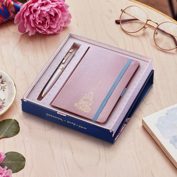 Sheaffer 推出全新《Emily in Paris》系列,寫情書給粉絲