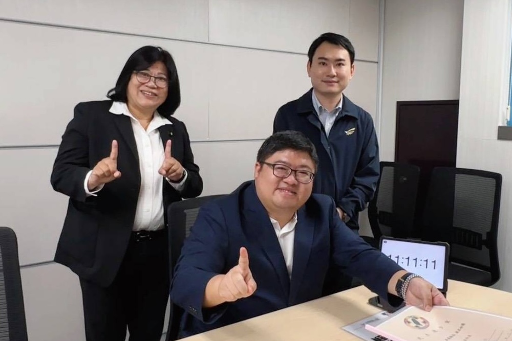 喊出「8個1」拚嘉義唯一 蔡易餘帶2幸運物登記縣長初選 254 喊出「8個1」拚嘉義唯一 蔡易餘帶2幸運物登記縣長初選 253