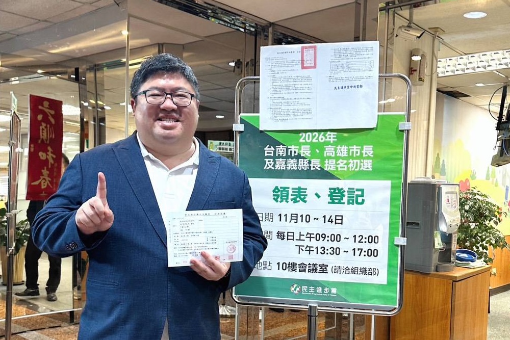 喊出「8個1」拚嘉義唯一 蔡易餘帶2幸運物登記縣長初選 256 喊出「8個1」拚嘉義唯一 蔡易餘帶2幸運物登記縣長初選 255
