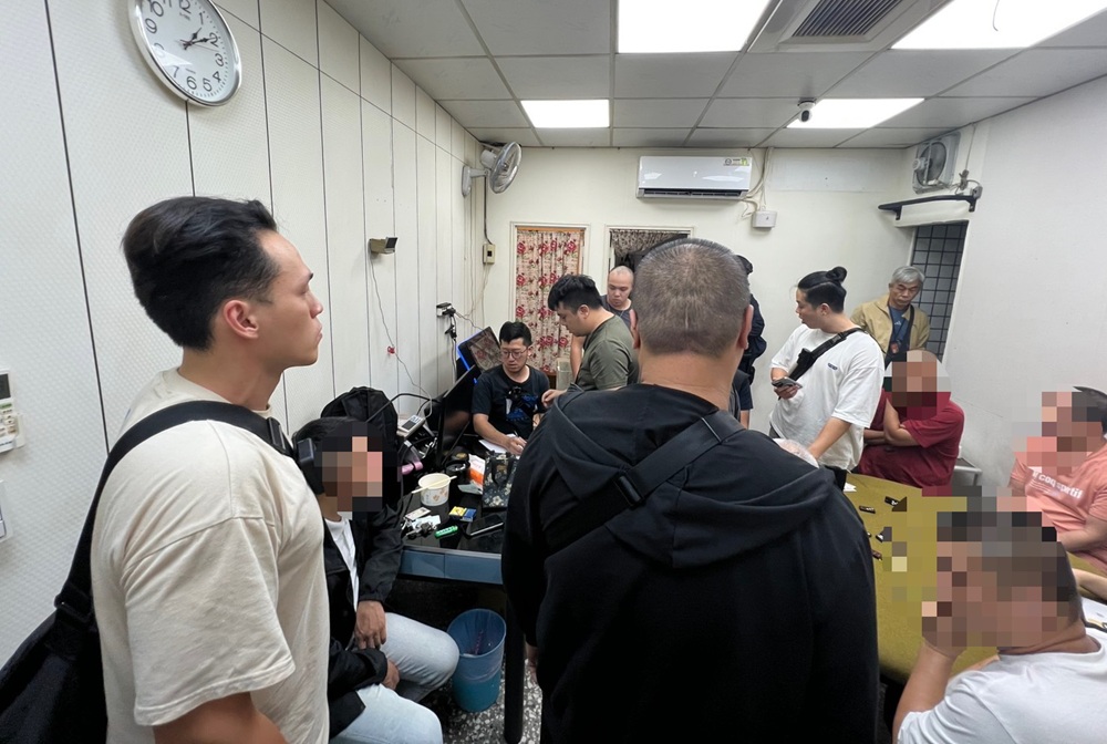 暗營天九牌職業賭場 警上門查扣賭資逾百萬元逮通緝犯 259 CNEWS204251111a11