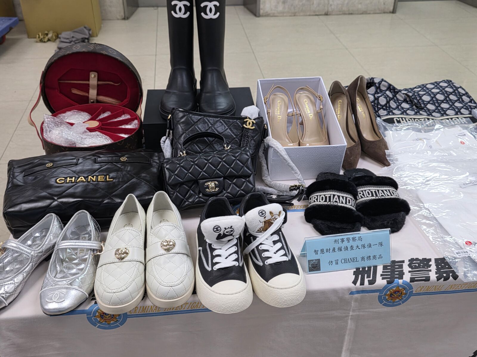 東區2家奢侈精品店全是假貨 中國進口高仿品月營業額破百萬 260 東區2家奢侈精品店全是假貨 中國進口高仿品月營業額破百萬 259