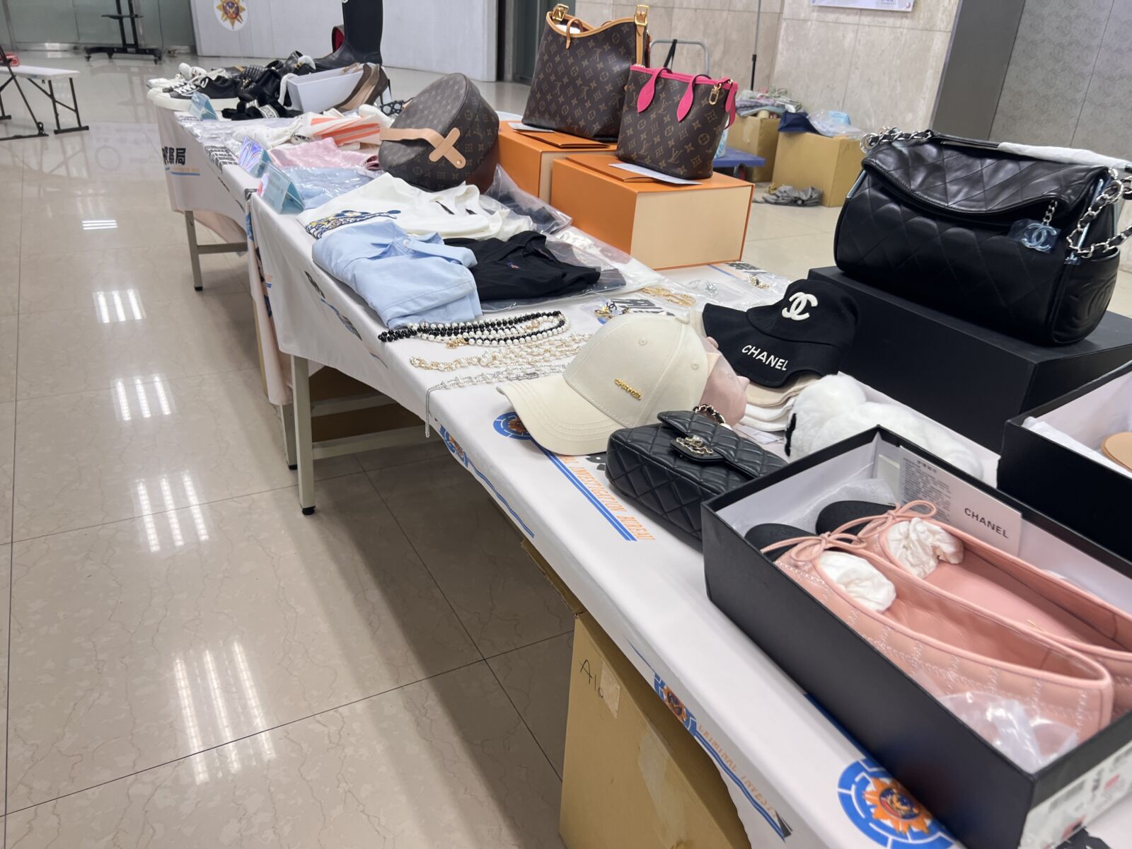 東區2家奢侈精品店全是假貨 中國進口高仿品月營業額破百萬 262 東區2家奢侈精品店全是假貨 中國進口高仿品月營業額破百萬 261