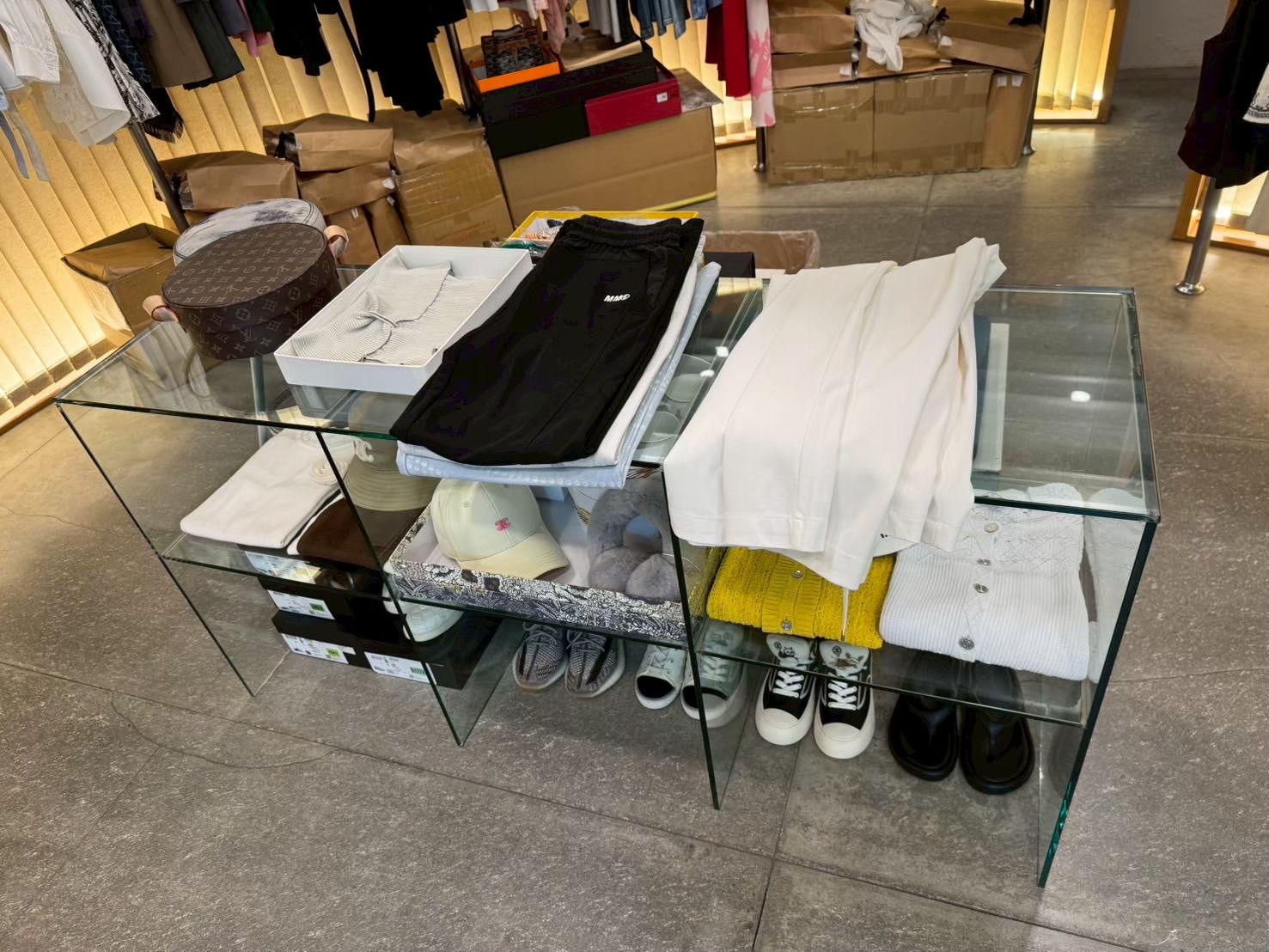 東區2家奢侈精品店全是假貨 中國進口高仿品月營業額破百萬 264 東區2家奢侈精品店全是假貨 中國進口高仿品月營業額破百萬 263