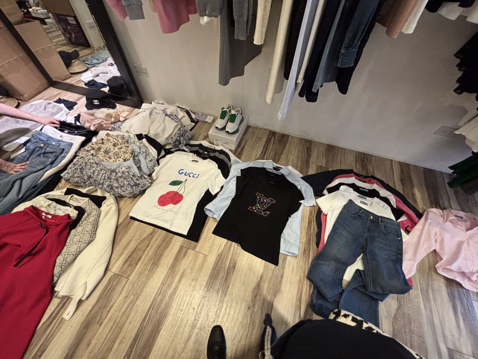 東區2家奢侈精品店全是假貨 中國進口高仿品月營業額破百萬 266 東區2家奢侈精品店全是假貨 中國進口高仿品月營業額破百萬 265