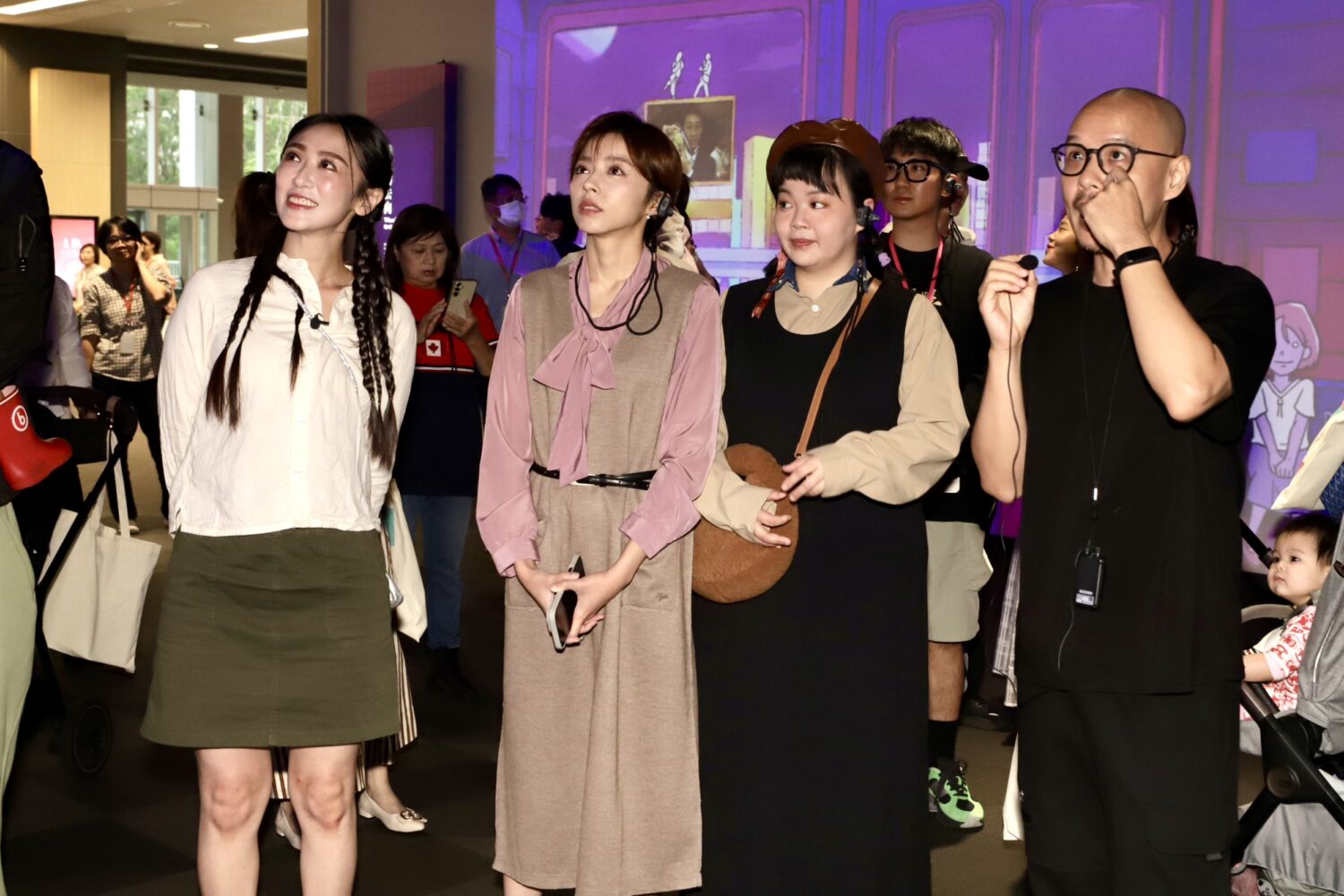 王瞳(左2)、宮美樂(左3)以及蔡允潔(左1)參觀國家檔案館,仔細聆聽解說。(圖/民視 提供)