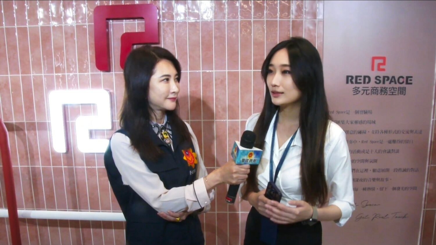 Red Space創辦人 Joy(圖右)表示:「Red Space擁有單一平面千坪活動空間,是台北市極少數可24小時使用的大型場地。」(圖/記者 施立偉攝)