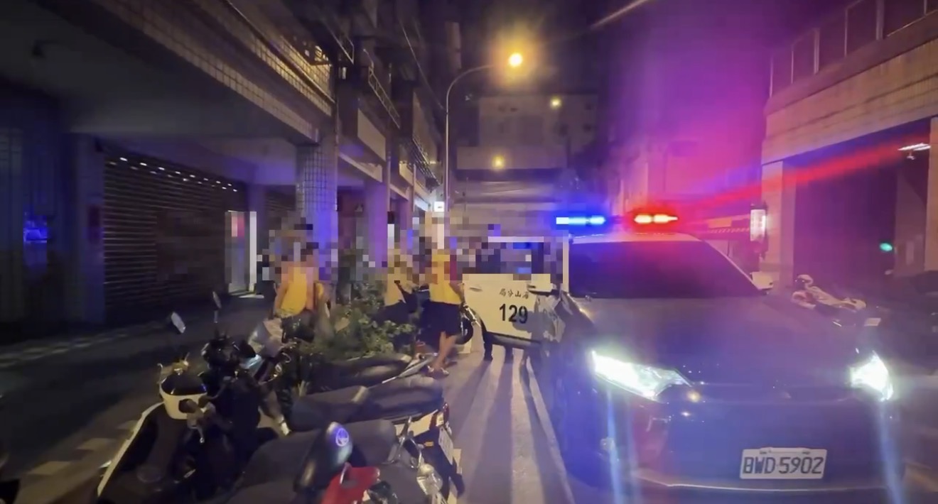 警方移送現場賭客。(記者徐煜勝翻攝)