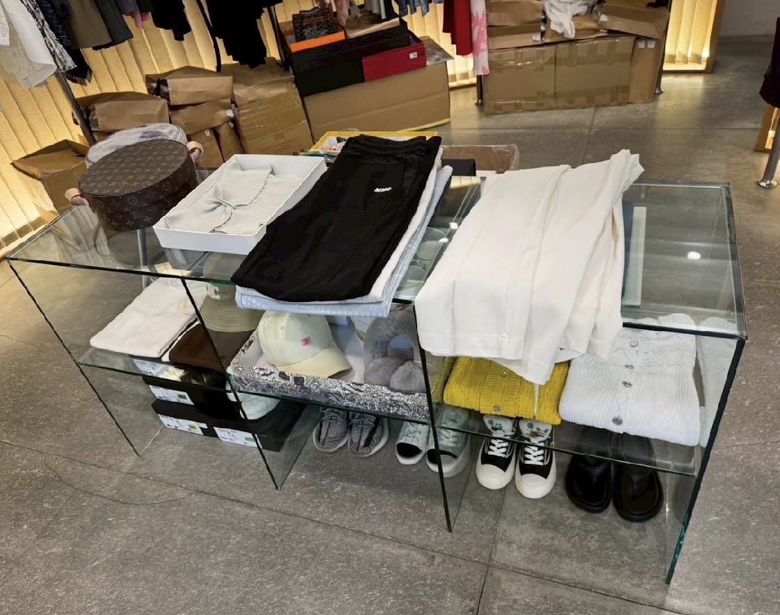警方搜索店家所查獲仿冒商品。(記者徐煜勝翻攝)