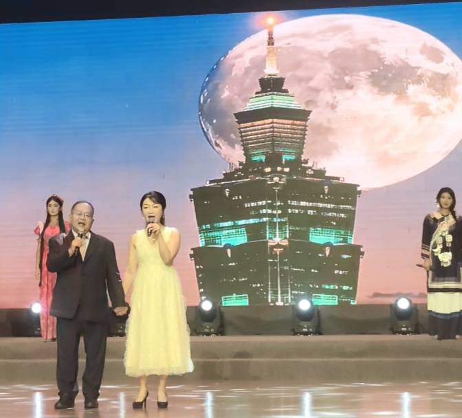 ▲台灣溫錦棟教授與廈門集美大學蘇穎教授聯袂演唱《中華兒女情》,歌聲深情動人。