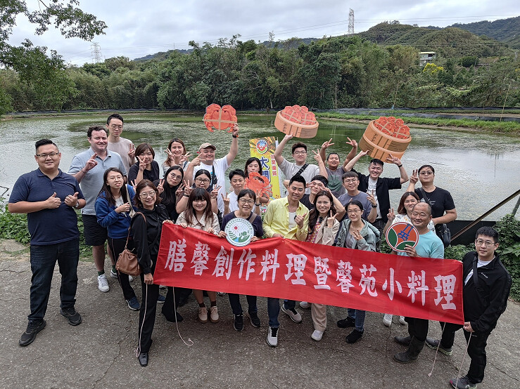 ▲膳馨集團主廚團隊於苗栗大閘蟹養殖場與在地青農合影，實地體驗「從產地到餐桌」的在地風味之旅，深入交流地方農業與食材特色。