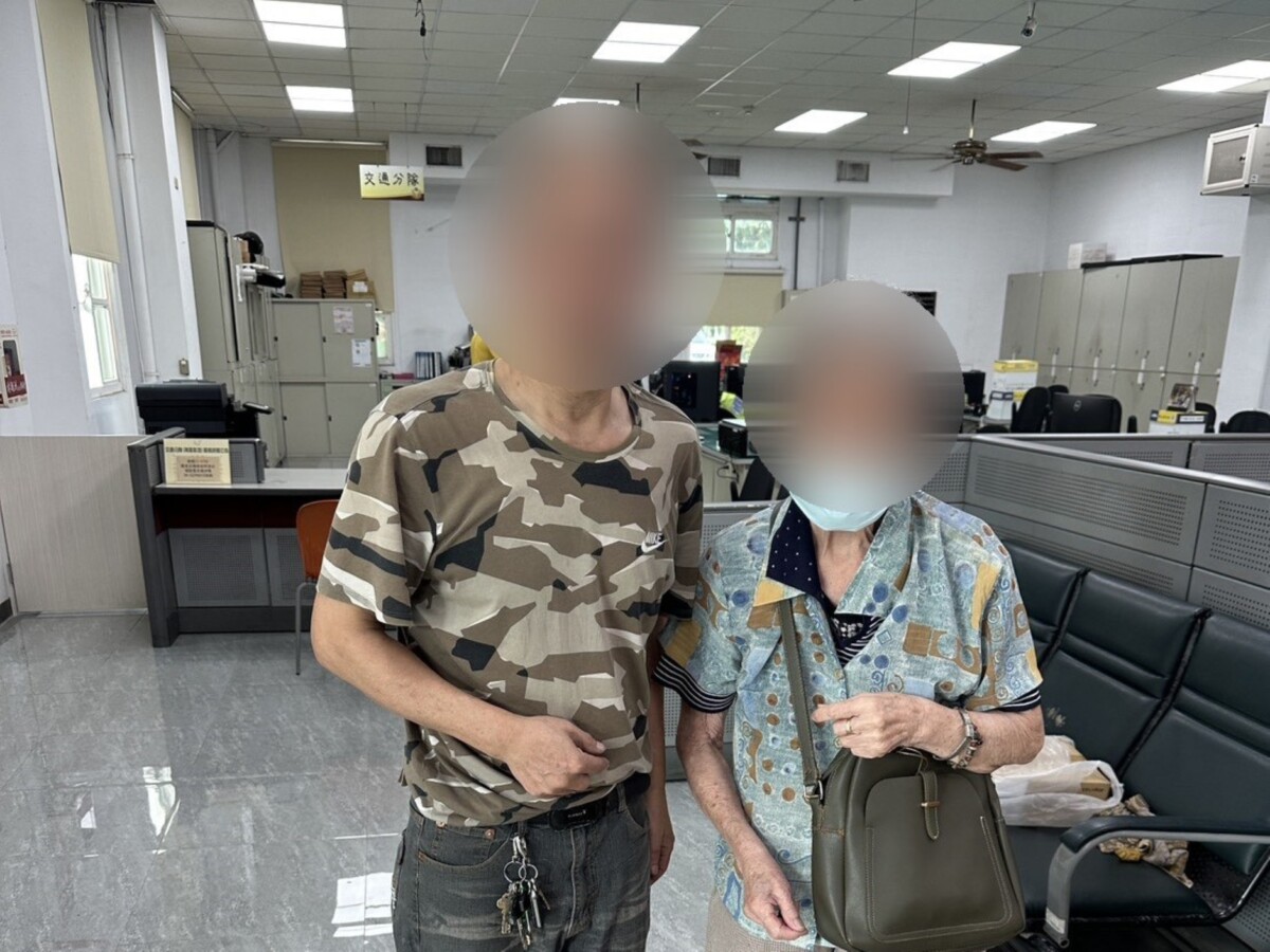 ▲奶奶兒子接獲通知火速趕來接回母親，讓這場小插曲圓滿落幕。