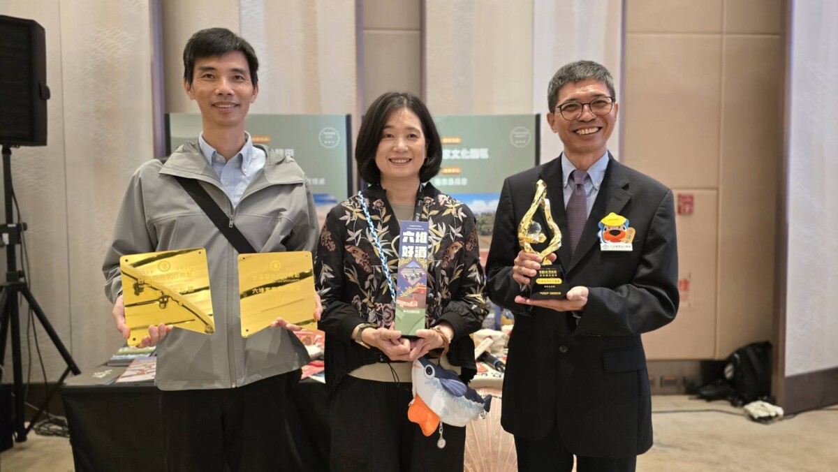 ▲六堆客家文化園區與臺灣客家文化館獲得交通部觀光署「觀光百大亮點獎」及「最佳國旅創新獎殊榮」,交通部觀光署署長陳玉秀(中)與客發中心何金樑主任(右)合影。(圖/客發中心六堆園區提供)
