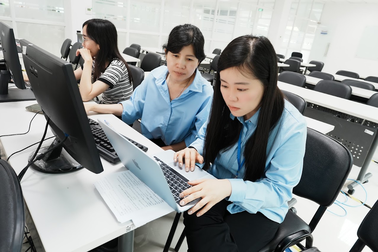 智慧方案營運長陳旻筠(右一)至企業廠區開設 AI Agent 工作坊,透過實作教學讓一線同仁掌握 AI 提示詞能力,實踐「人人都是提示工程師」的理念。圖/智慧方案提供。