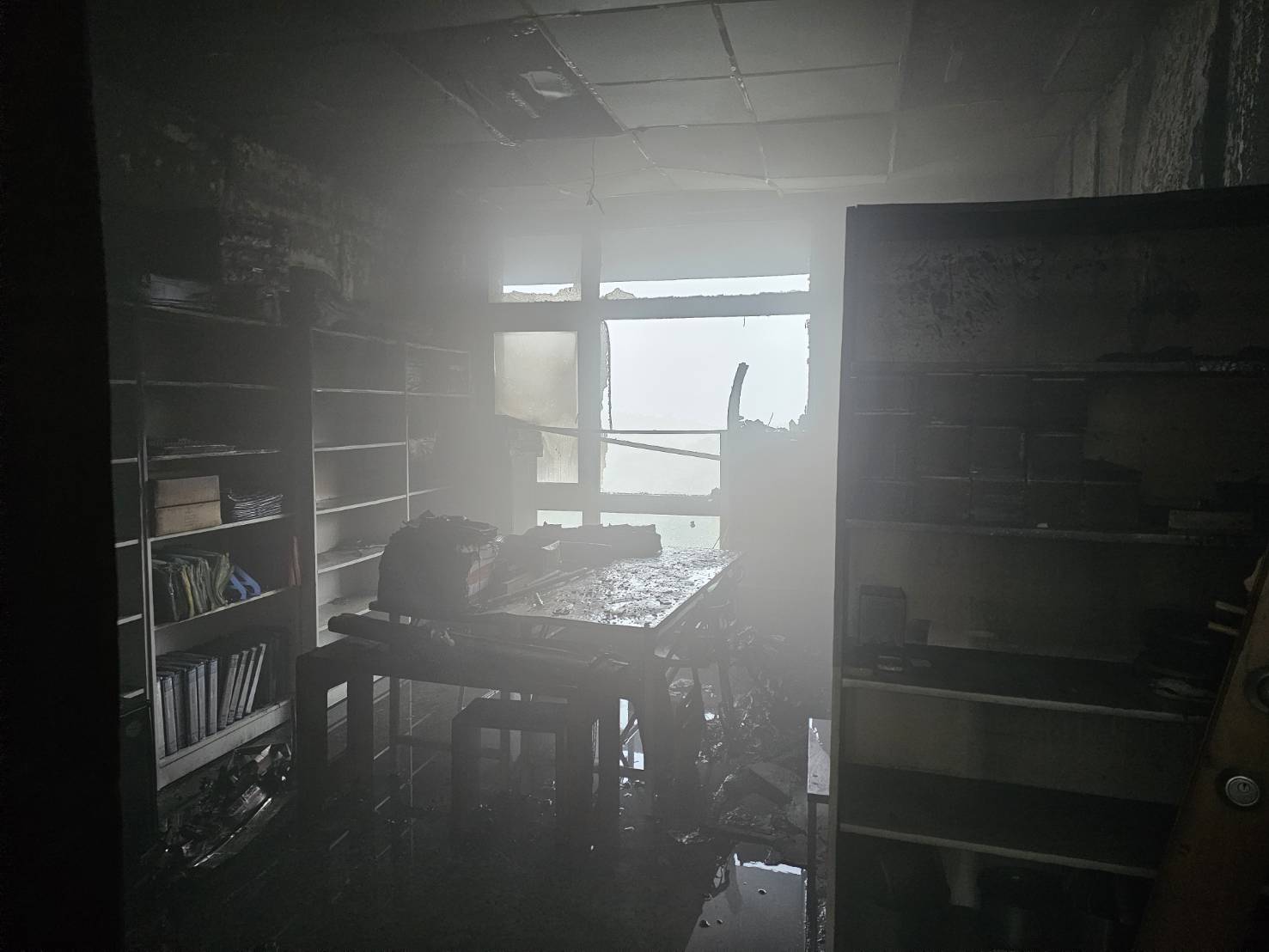 颱風休假天佛光大學雲起樓四樓竄黑煙 起火原因待查