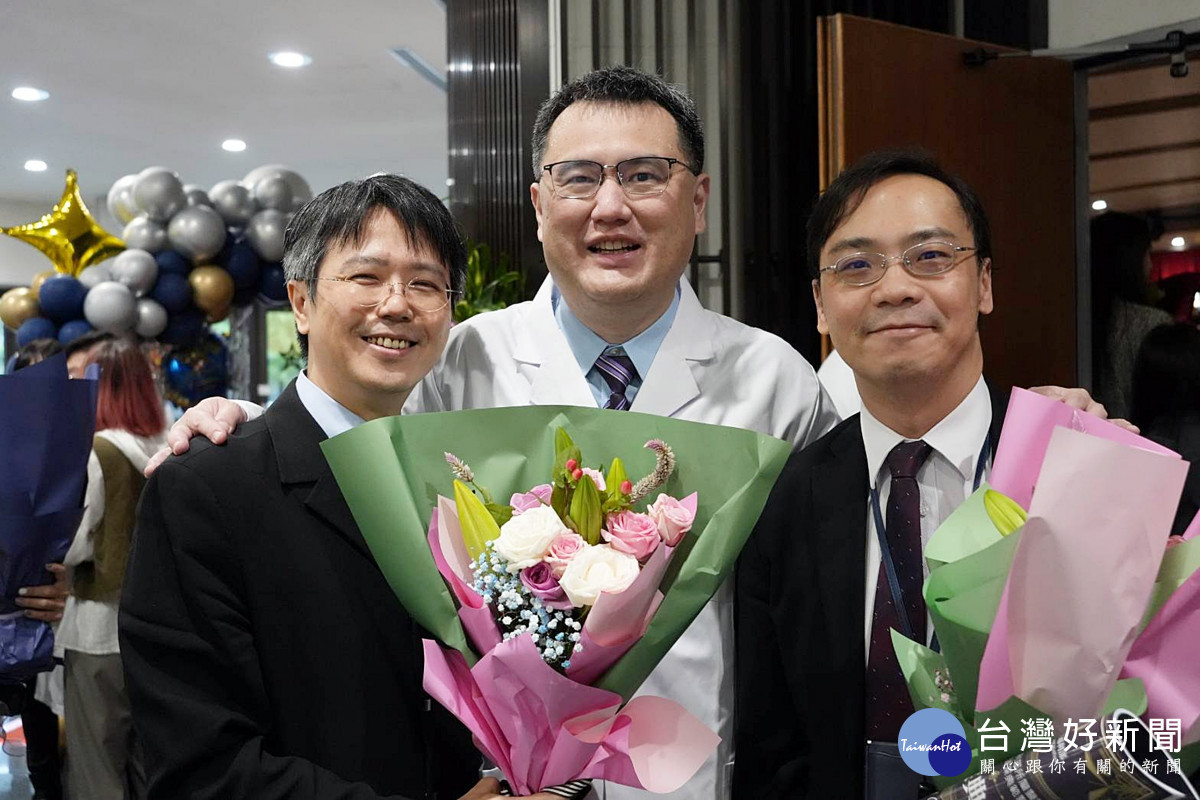 桃療魏廉中醫師(中) 守護弱勢,讓照護更連續、更可近(右為桃療副院長李俊宏)。(桃療提供)
