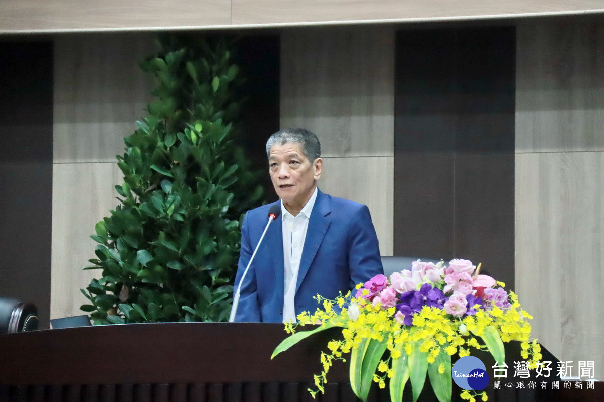 何議長期許爭取普發萬元的商機。（記者扶小萍攝）
