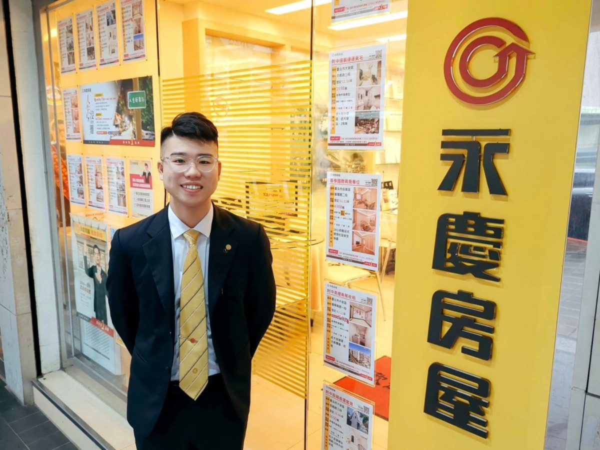 曾是知名小籠包餐飲師傅的許瑋哲，跨領域轉職挑戰房仲業，開啟職涯新篇章。