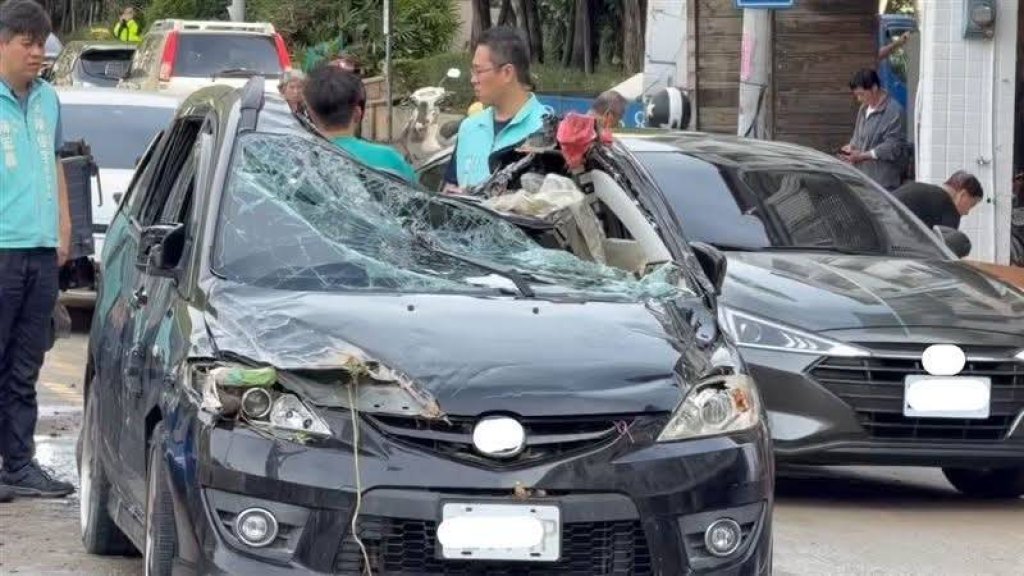 慘!宜蘭民眾車輛泡水拋錨停路中央 又遭軍方救災裝甲車輾過成廢鐵