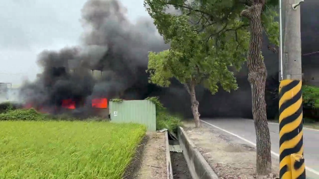 台南鐵皮屋突竄火!報廢車燃燒「黑煙沖天」 警消18車急灌救