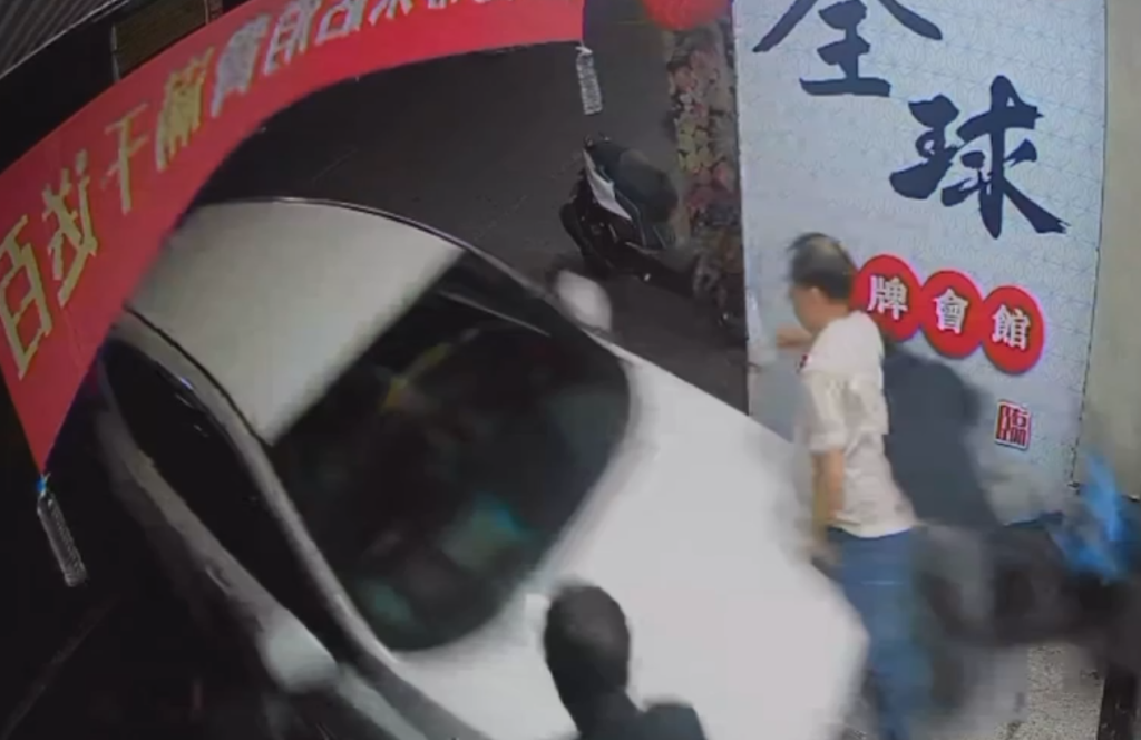 驚悚撞擊畫面曝光! 雲林北港休旅車撞進店家4人被撞飛受傷