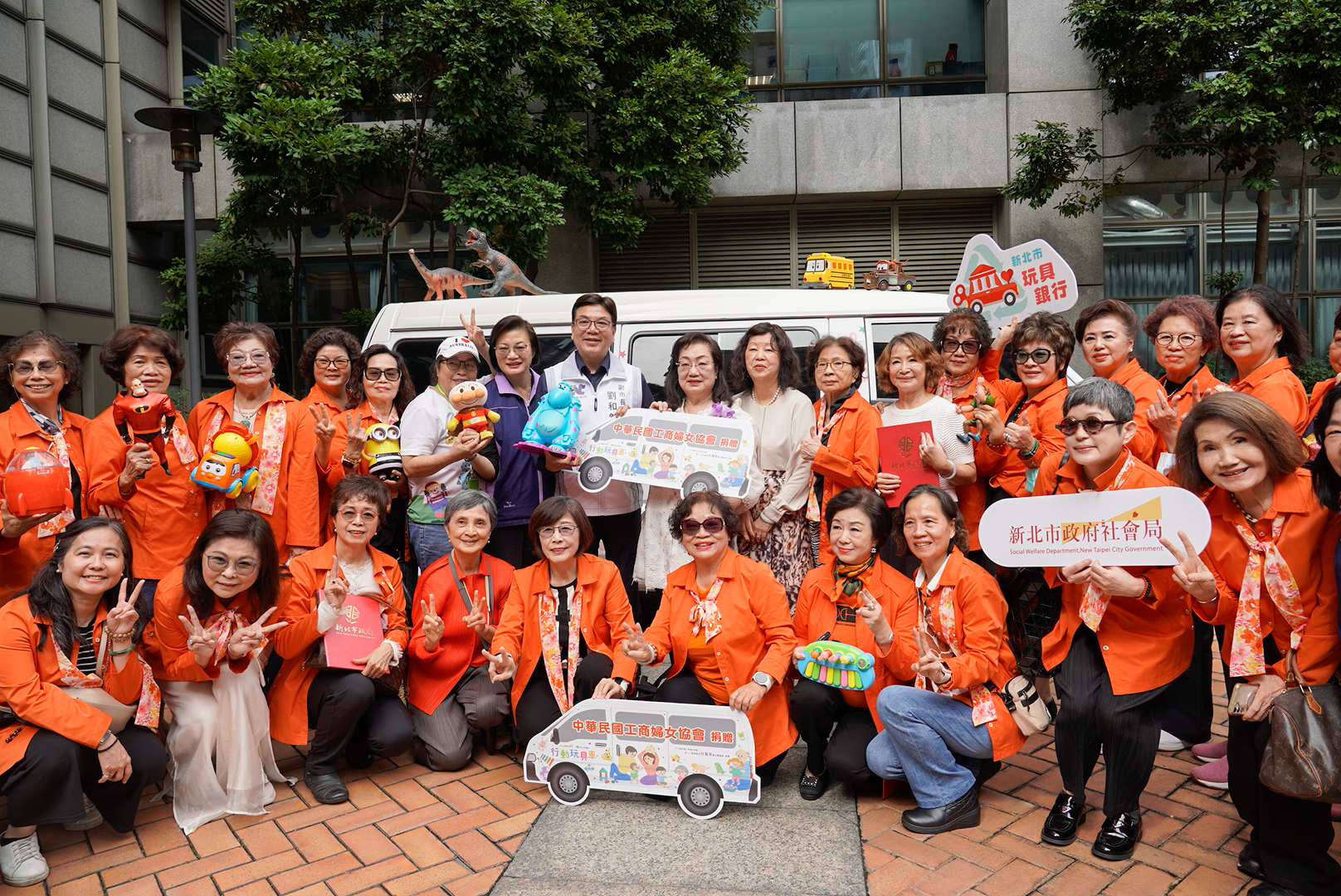 新北市「行動玩具車」2.0版啟用 工商婦女協會捐贈 深入偏鄉老少共玩 23 %E4%B8%AD%E8%8F%AF%E6%B0%91%E5%9C%8B%E5%B7%A5%E5%95%86%E5%A9%A6%E5%A5%B3%E5%8D%94%E6%9C%83%E5%A7%8A%E5%A6%B9%E5%80%91%E5%85%B1%E5%90%8C%E6%8D%90%E8%B4%88%E6%96%B0%E5%8C%97%E5%B8%82%E8%A1%8C%E5%8B%95%E7%8E%A9%E5%85%B7%E8%BB%8A