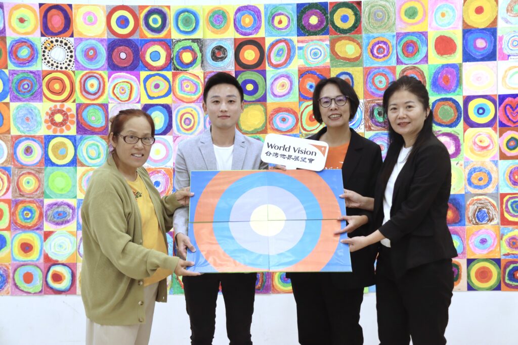 兒童人權日公益畫展揭幕 世展會籲用愛「圈」起世界! 26 11411121