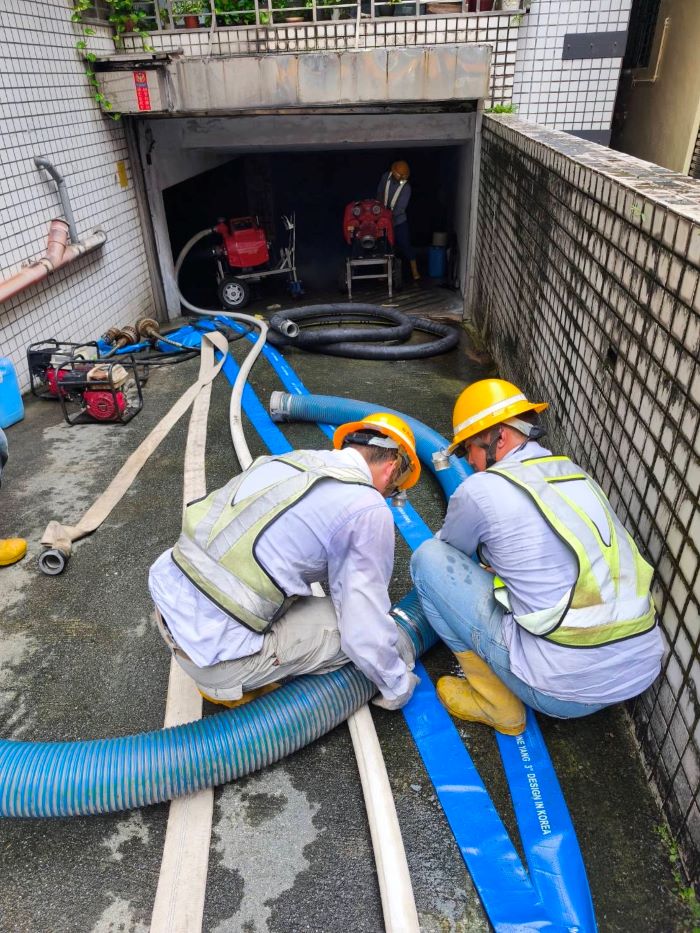 《圖說》台電北西跨區搶修人員於宜蘭羅東鎮一處大樓地下室抽取配電室積水，俾辦理搶修復電工作。〈北西區處提供〉