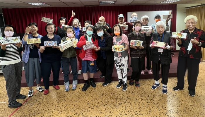 〈觸蝶古巴特〉手作體驗 八德榮家長輩展現巧思 24 《圖說》八德榮家舉辦「蝶古巴特面紙盒手作活動」住民長輩開心合影。〈八德榮家提供〉