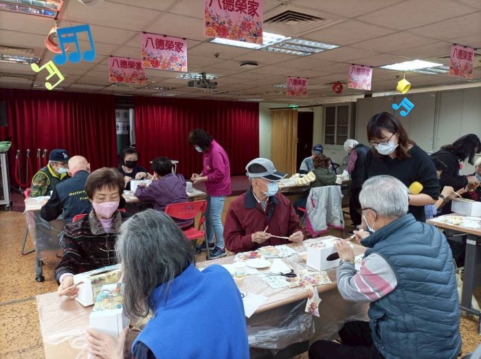 〈觸蝶古巴特〉手作體驗 八德榮家長輩展現巧思 25 《圖說》八德榮家舉辦「蝶古巴特面紙盒手作活動」住民長輩專注創作。〈八德榮家提供〉