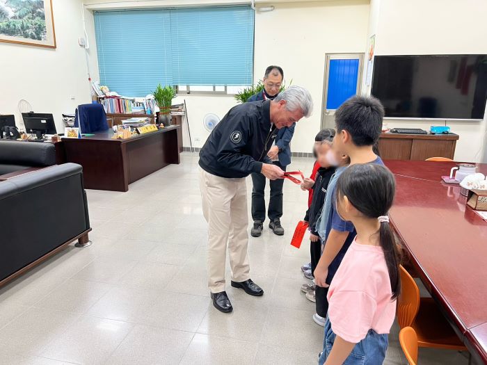 《圖說》台電基隆區處長陳据湖親自逐一頒獎助學金。〈台電基隆區處提供〉