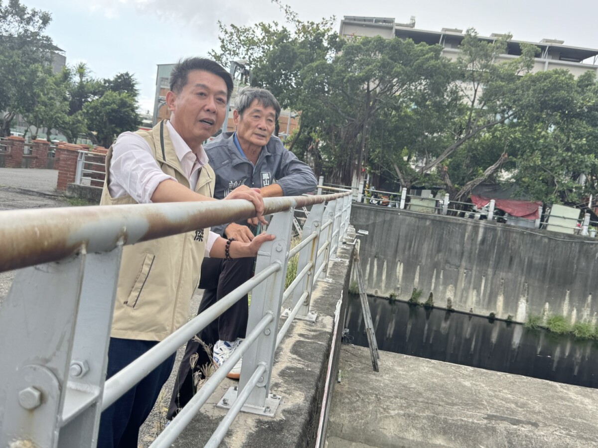 ▲許智傑前往苓雅區山仔頂溝滯洪池,實地了解防洪狀況。(記者 李堂安 翻攝)