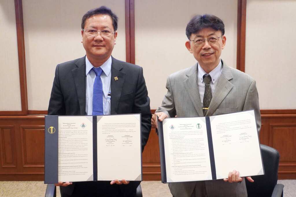 ▲大葉大學方文昌校長(右)與肯特就業高專莊武芳校長(左)展示合約書,期盼合作開創雙贏。(記者林明佑翻攝)