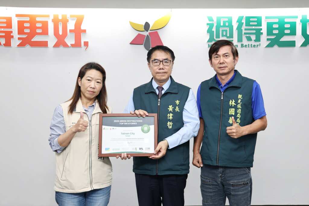 ▲觀旅局長林國華、專委丁玲琍獻獎予市長。