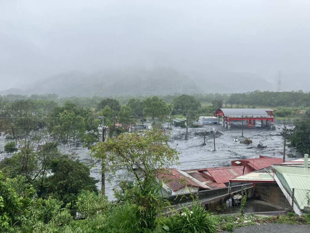 ▲花蓮縣萬榮鄉馬太鞍溪北岸上游堤防末端出現破口,造成多地災情。