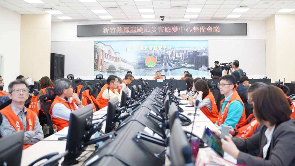 ▲新竹縣鳳凰颱風防颱整備會議今天早上於消防局舉辦,縣府各局處及國軍等單位均到場。