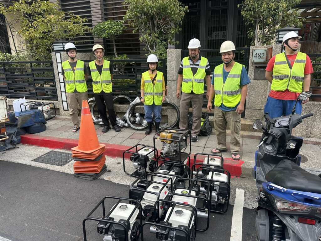 ▲北市水利處立即盤點機具和人力組成救災團隊,今天將分批次前往宜蘭縣救災,第一批次已於12日中午出發。