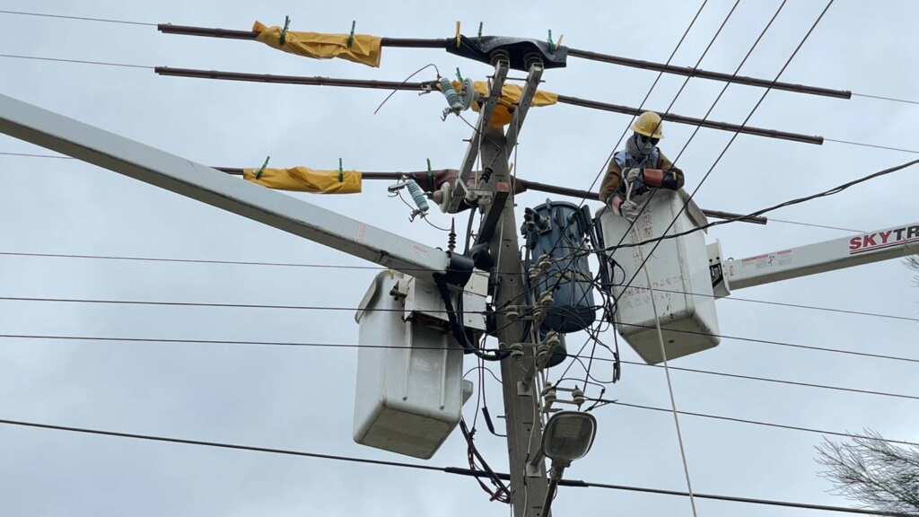 ▲鳳凰颱風影響彰化停電687戶,台電動員158人搶修已全數復電。(圖/台電彰化區營業處提供)