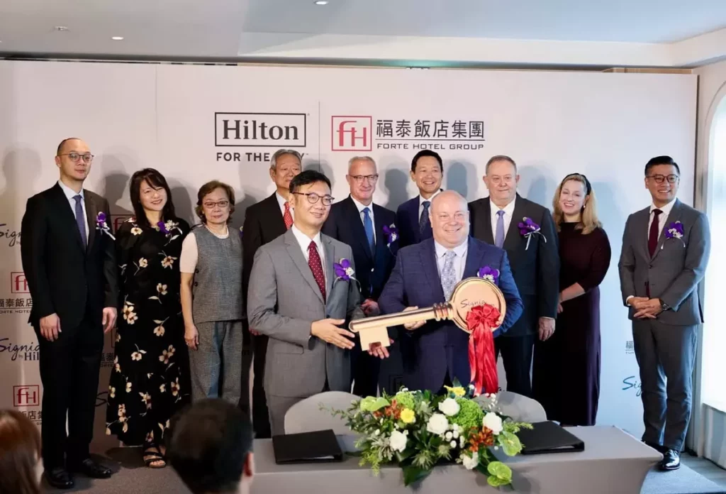 簽約儀式：前排：（左) 福泰飯店集團董事長 廖炳燿 、 （右) 台南Signia by Hilton總經理 Chris Roberts後排：（左4）福泰飯店集團總裁 廖東漢 、 （左5）希爾頓全球全服務品牌負責人 Gary Steffen 、（右4) 希爾頓亞太區全服務品牌副總裁 Vincent Ong 、 （右3)希爾頓大中華區副總裁 John Burger 、（右2) Signia by Hilton品牌負責人 Meghan Fitzgerald、（右1)希爾頓大中華區高級業務發展總監 古景峰